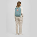 KI-generierte Darstellung – Fjällräven Kånken Laptop 17" - Rucksack 42 cm (sky blue)