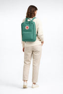 KI-generierte Darstellung – Fjällräven Kånken Laptop 15'' - Rucksack 40 cm (frost green)