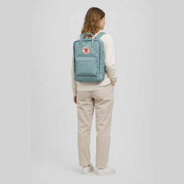 KI-generierte Darstellung – Fjällräven Kånken Laptop 17" - Rucksack 42 cm (sky blue)