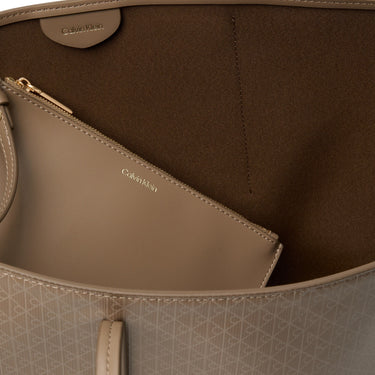 Calvin Klein Emblem Tote - Shopper 44 cm (desert taupe aop) - Markenkoffer