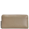 Calvin Klein Embossed Logo - Portafoglio L 12cc 19.2 cm RFID (crockery)