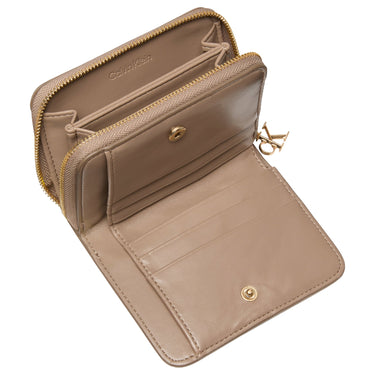 Calvin Klein Medium Flap Zip - Geldbörse 6cc 11 cm (desert taupe) - Markenkoffer