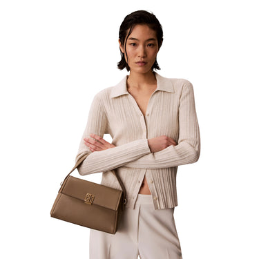 Calvin Klein Emblem Pebb - Schultertasche (desert taupe) - Ansicht 4