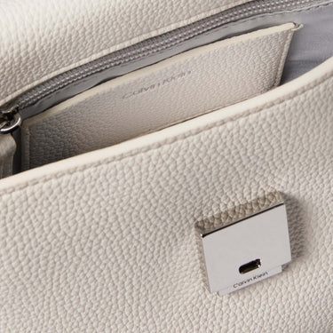 Calvin Klein Emblem Pebb - Umhängetasche (white alyssum) - Ansicht 3