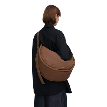 Sandqvist Curve Half Moon Bag L - Umhängetasche 42 cm (dark taupe) - Markenkoffer